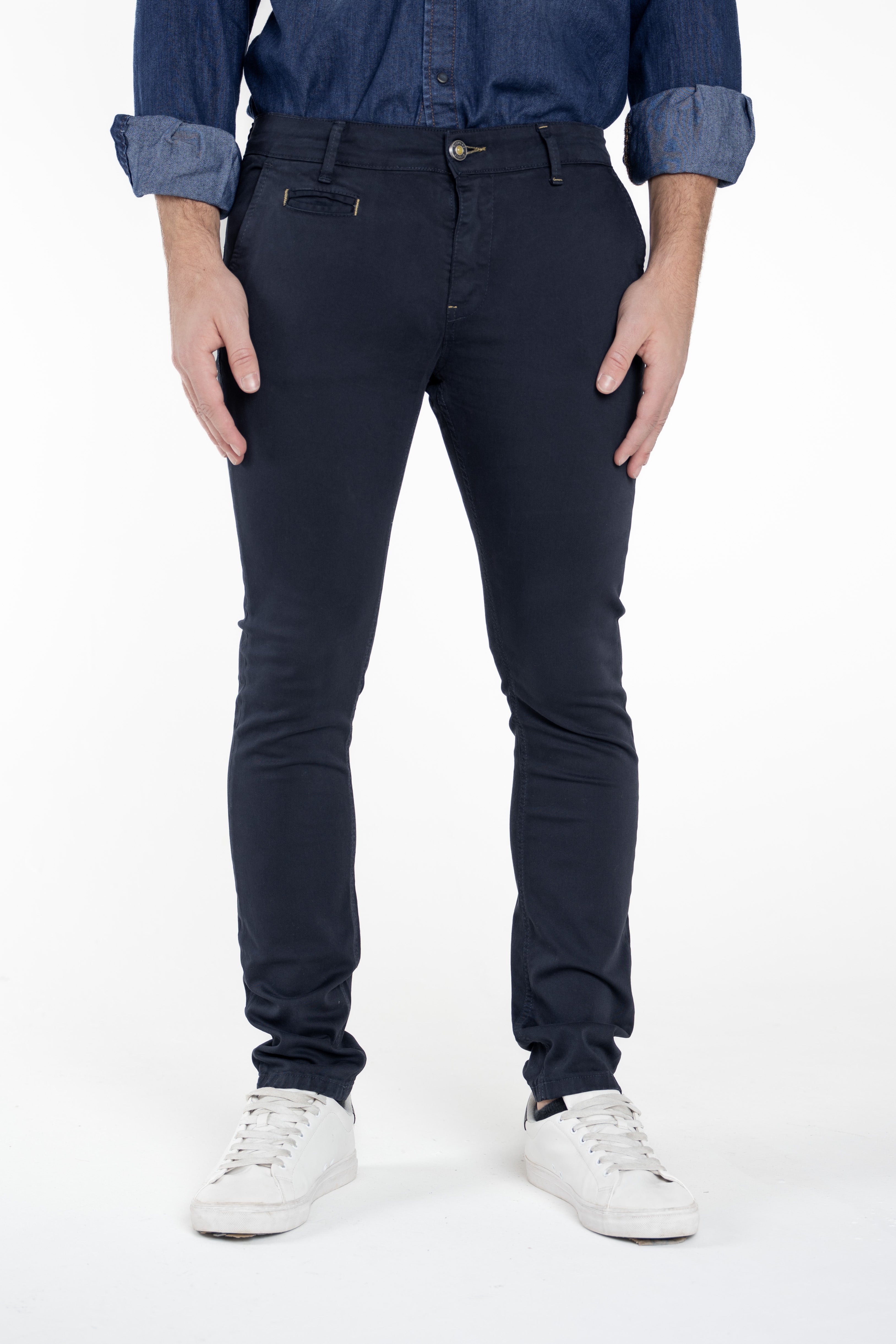 Pantaloni slim Kinos